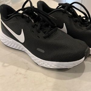 Nike Révolution womens running shoe size 9